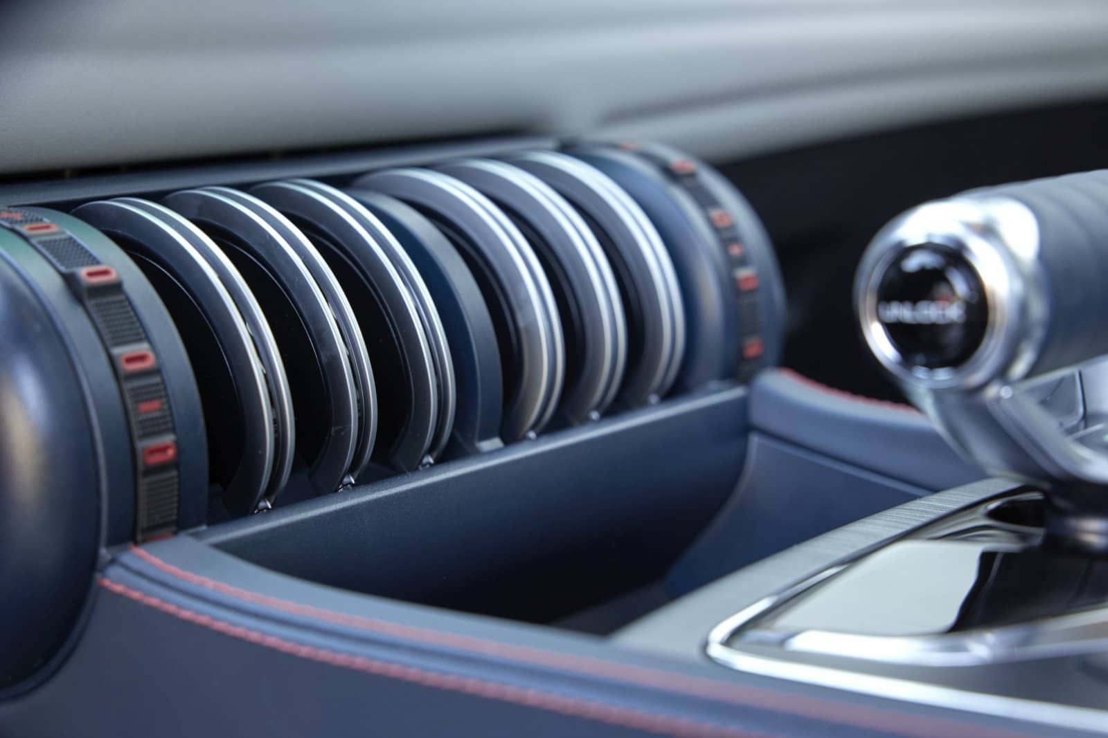 Primer plano de la rejilla de ventilación con detalles rojos del BYD Atto3.