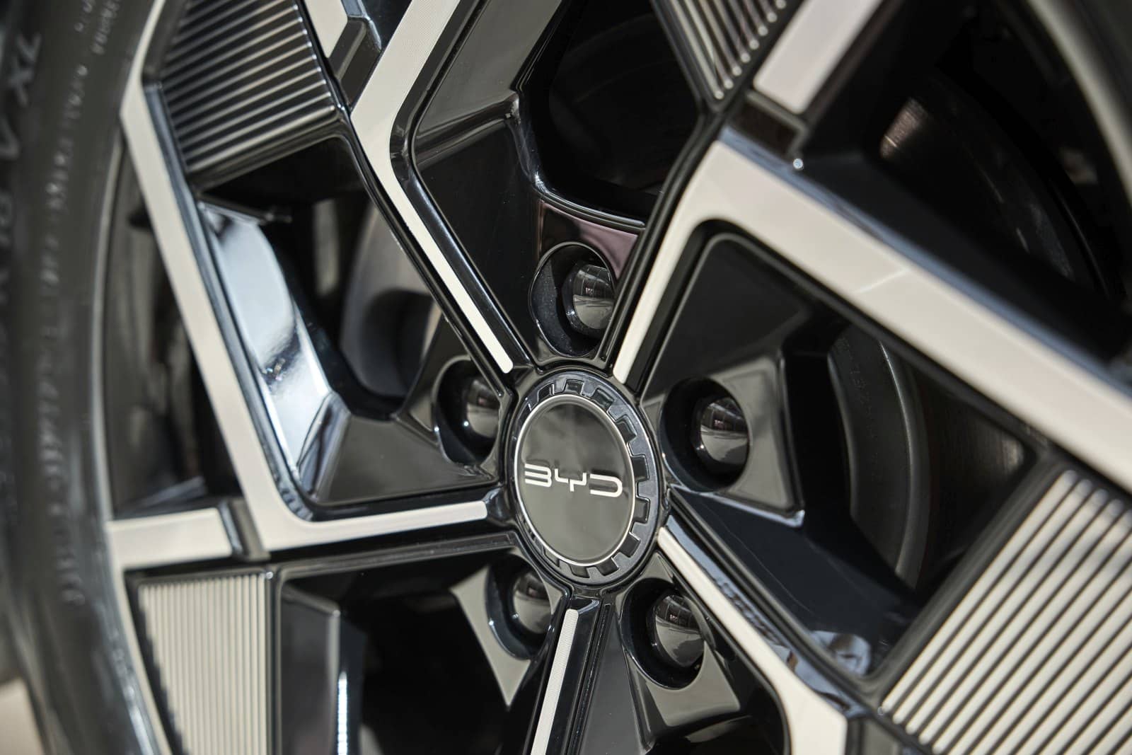 Vista cercana del diseño de rueda y logotipo BYD.
