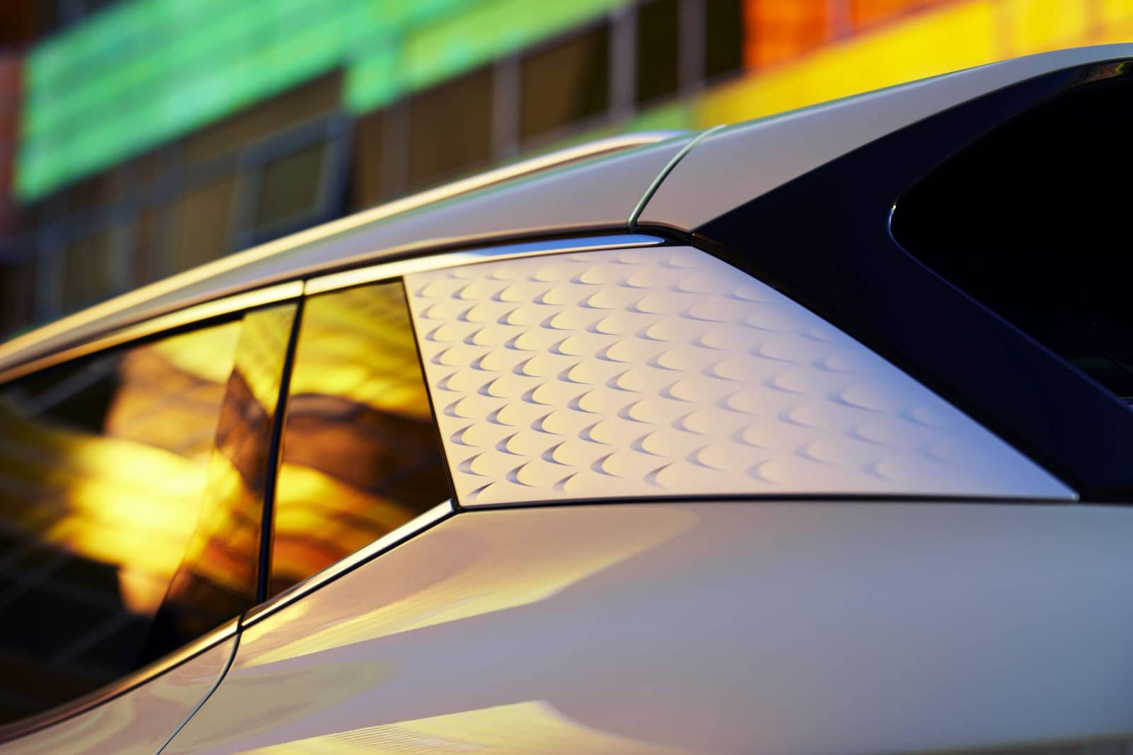 Imagen del techo con patrón distintivo en el BYD Atto3.