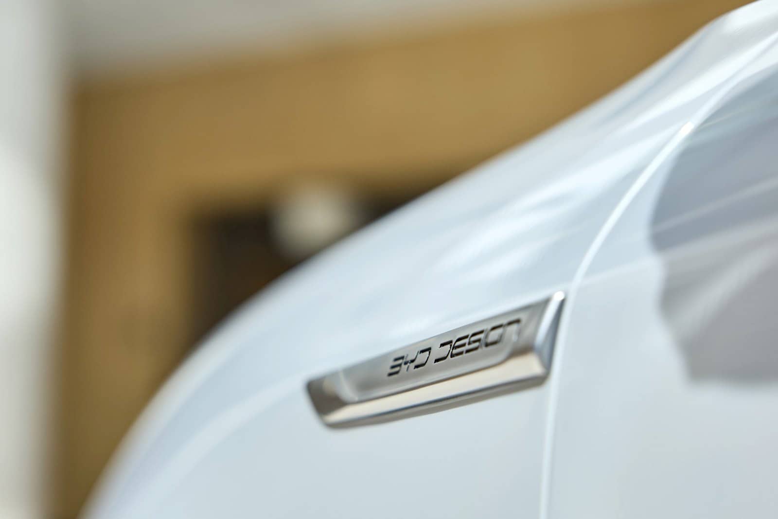 Detalle emblema trasero BYD Atto3 que indica la versión eléctrica 350.