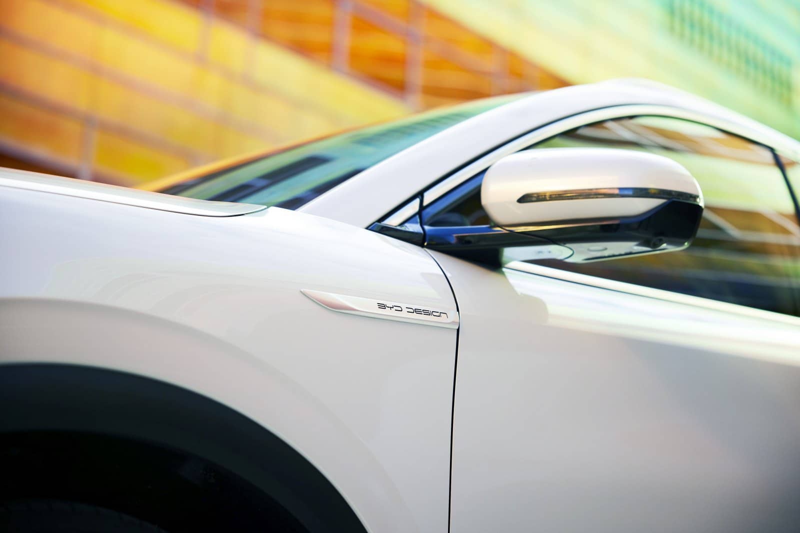 Detalle del espejo lateral del BYD Atto3, integración estética y funcional.