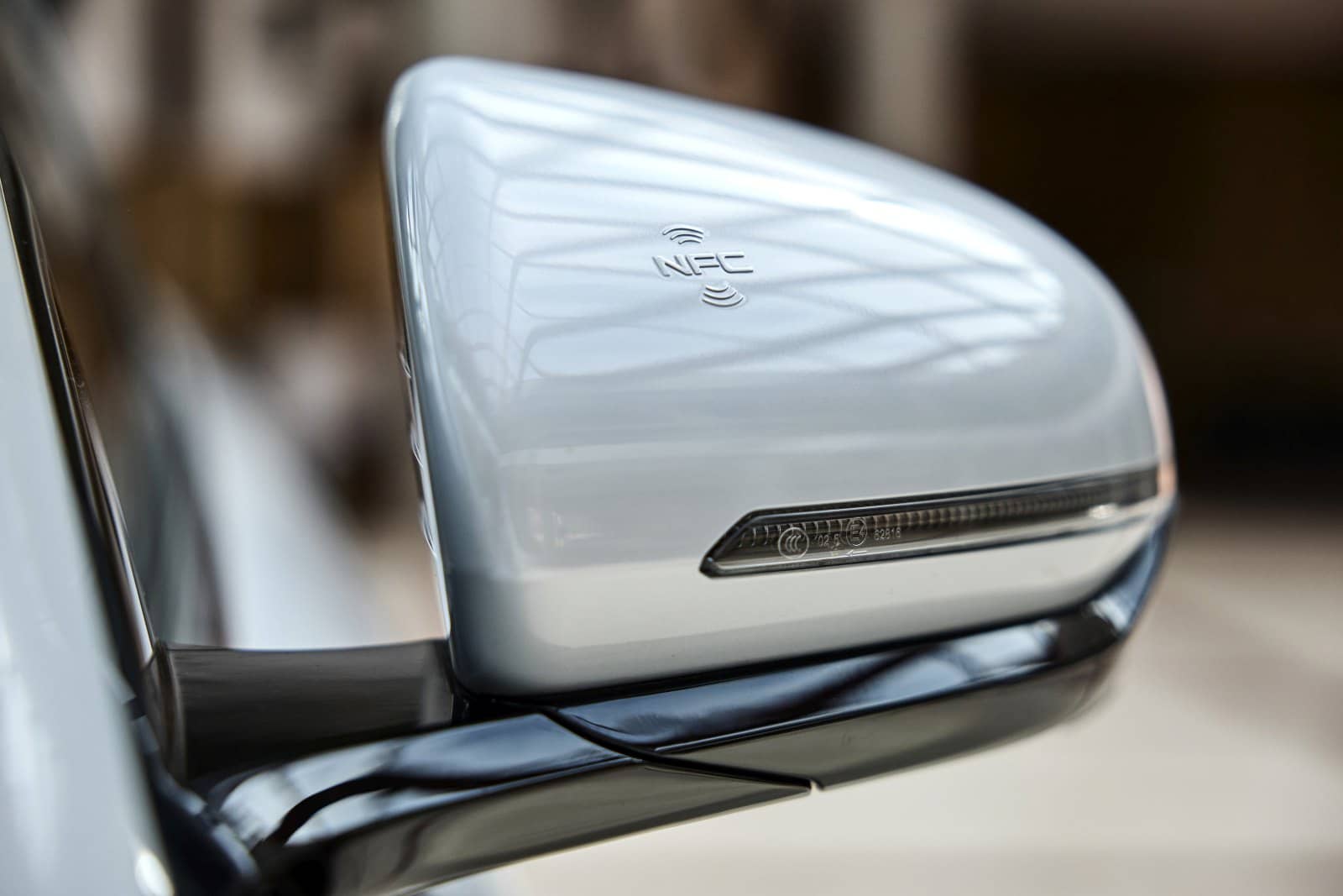 Detalle de espejo retrovisor con tecnología y diseño integrados.