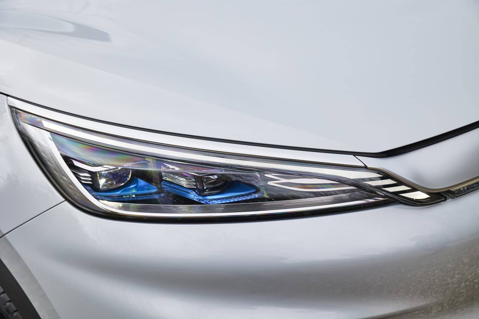 Primer plano del faro delantero del BYD Atto3.