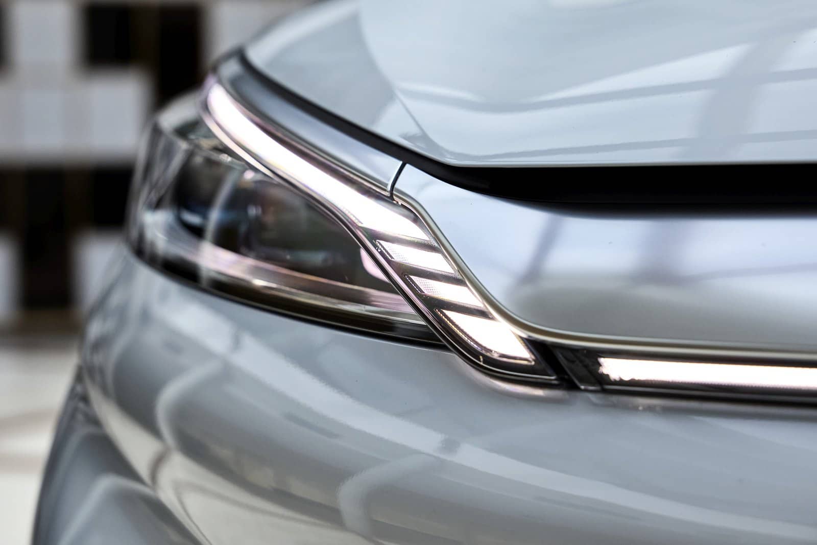 Vista detallada del diseño del faro delantero del BYD Atto3.