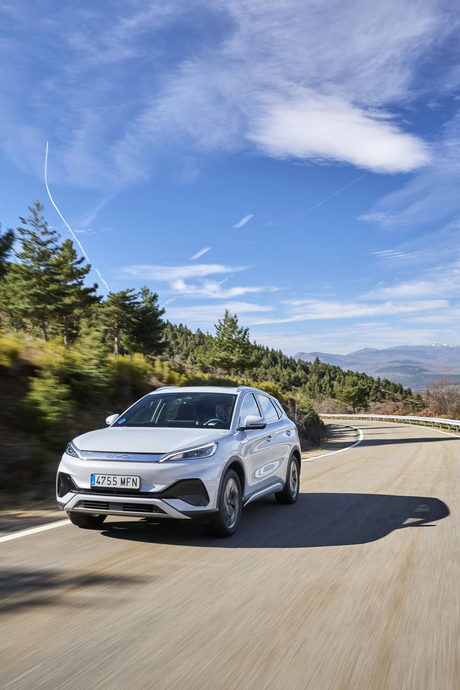 El BYD Atto3 abordando curvas en ambiente montañoso.