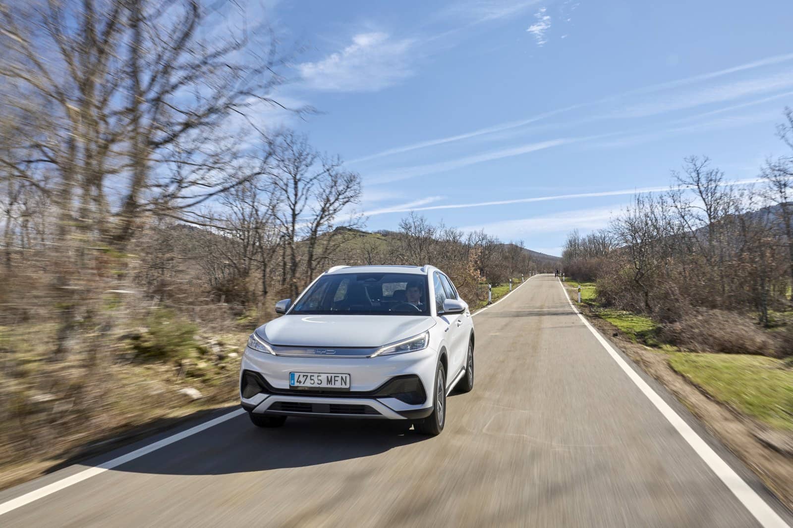 Imagen dinámica del BYD Atto3 mostrando su frontal en movimiento