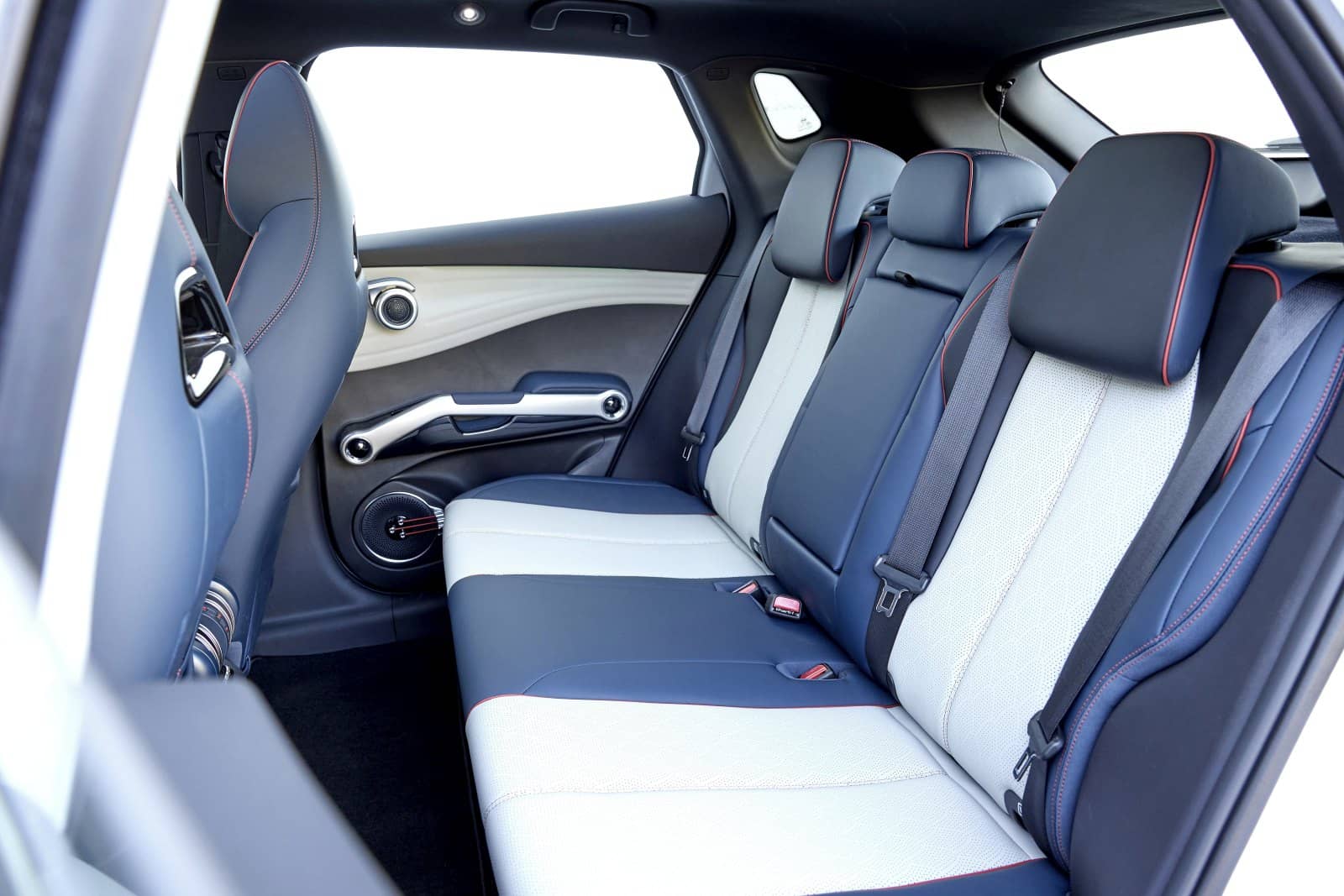 Elegantes asientos bicolores con costuras destacadas del BYD Atto3.