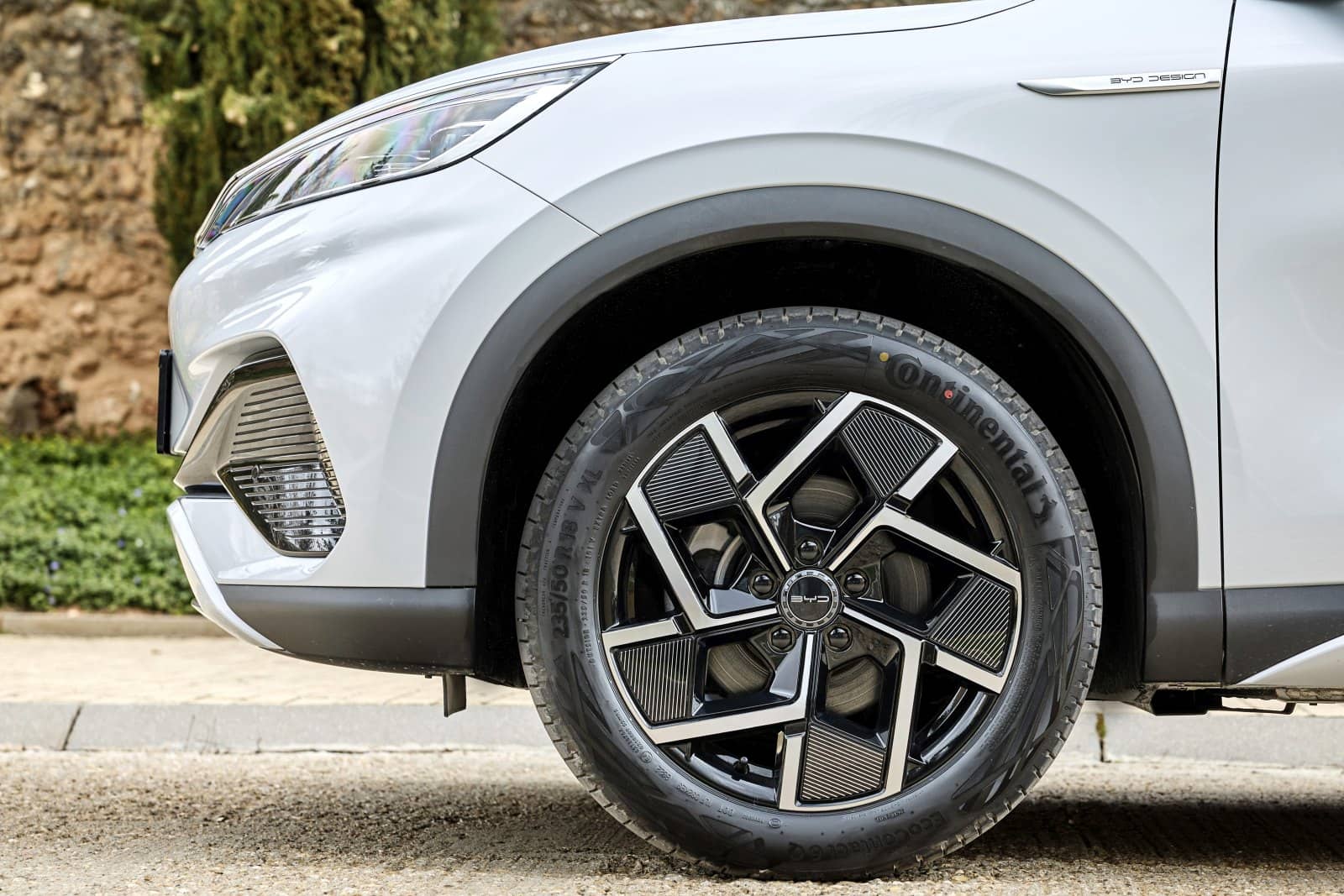 Detalle del diseño de la llanta del BYD Atto3, mostrando su estética y acabado.