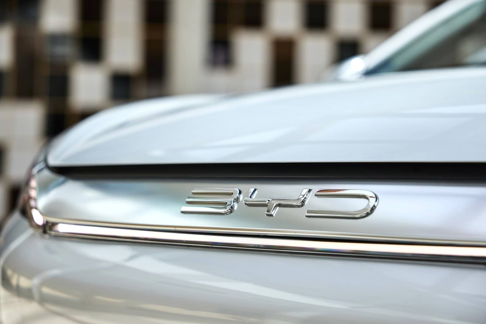 Primer plano de la insignia cromada de BYD, detalle de calidad.