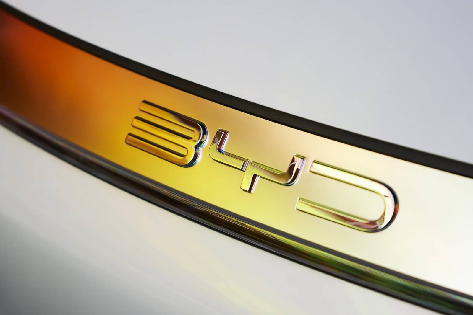 Insignia dorada de BYD, reflejando la identidad de la marca.