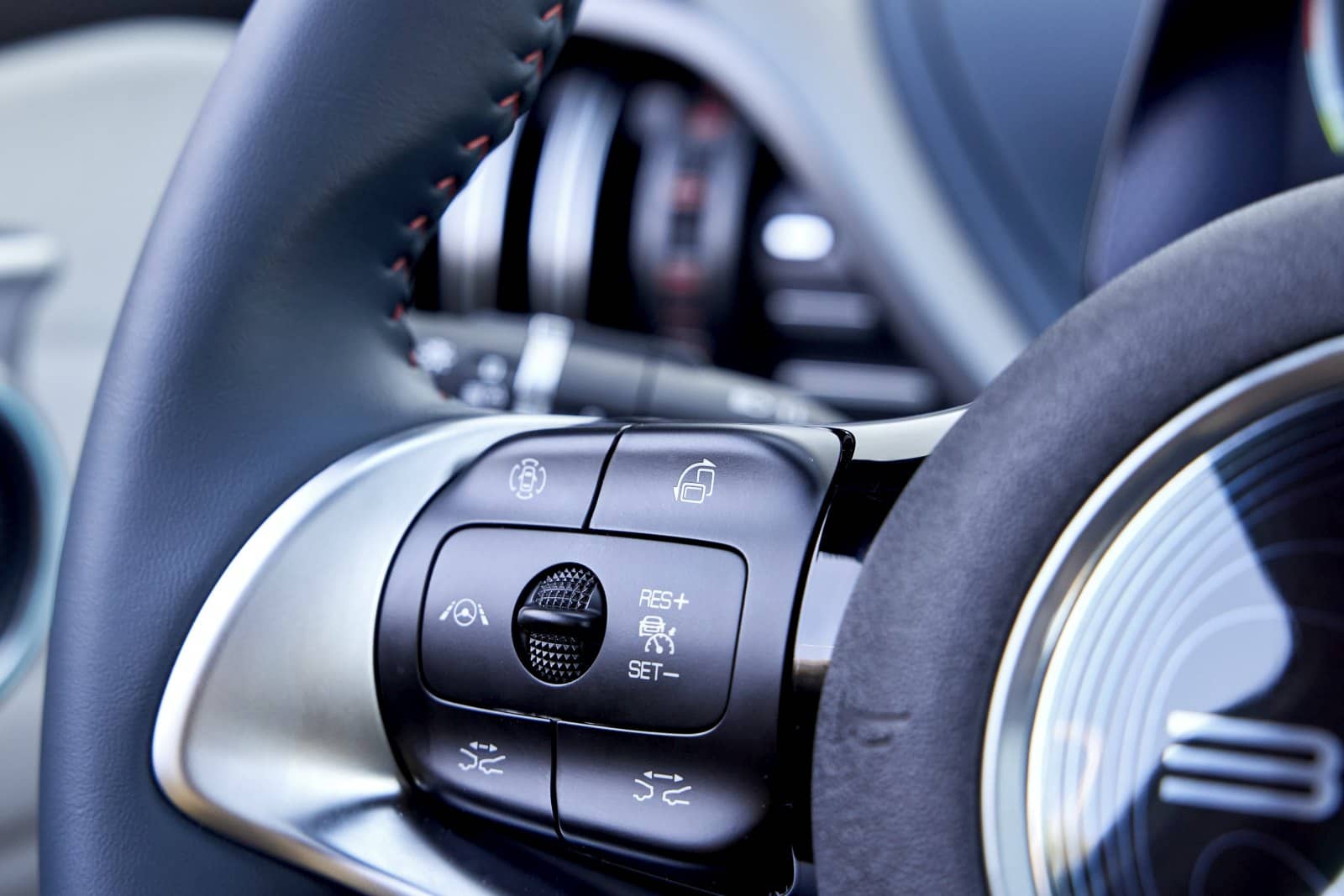 Controles detallados en el volante del BYD Atto3, incluyendo funciones de manejo.