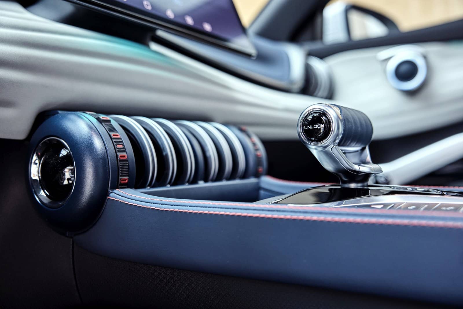 Detalle de la palanca de cambios y acabados interiores del BYD Atto3.