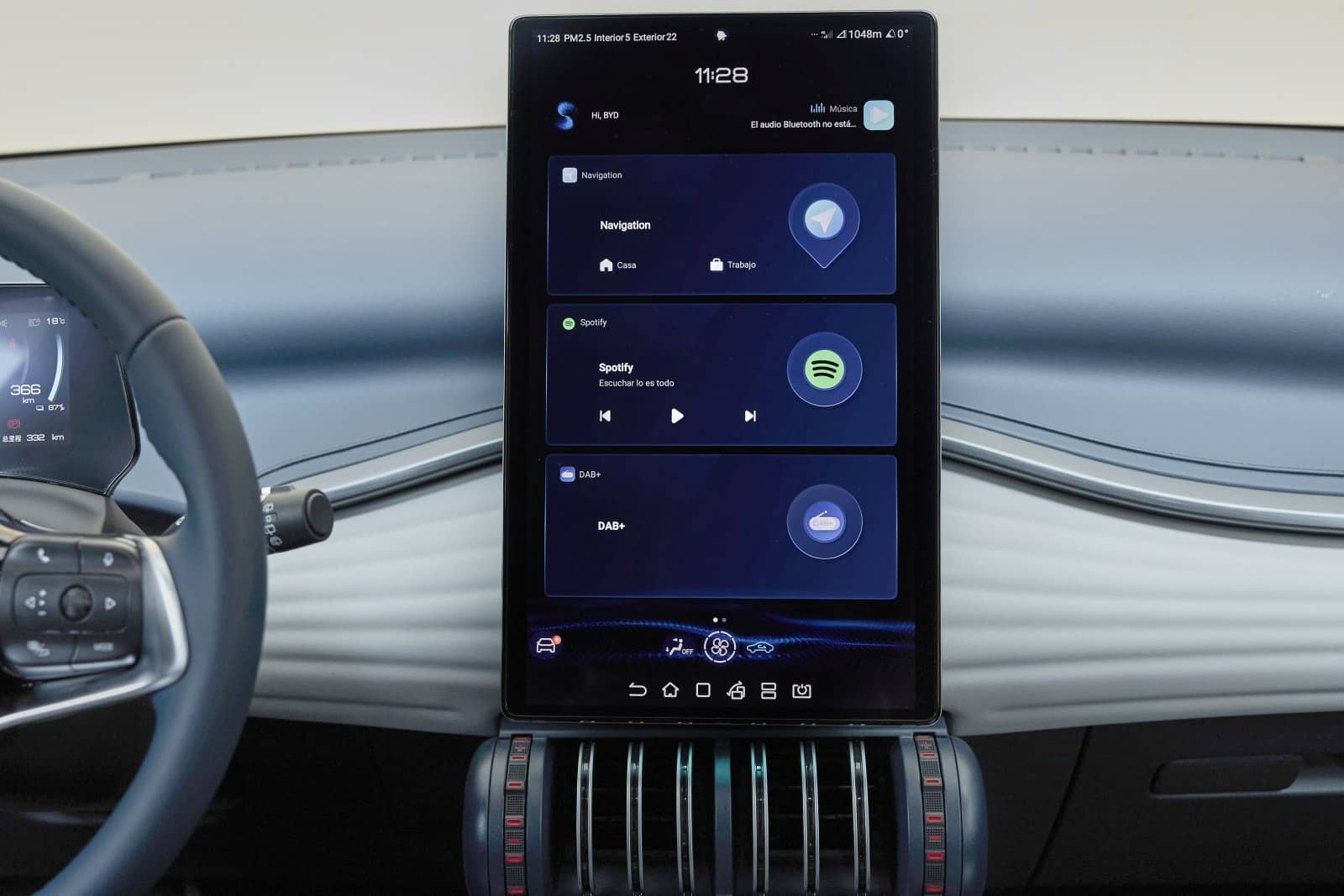 La pantalla central del BYD Atto 3 ofrece conectividad y controles intuitivos.