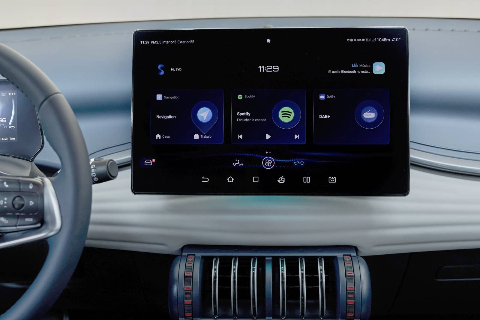 Pantalla táctil central que centraliza el control y conectividad en BYD Atto3.
