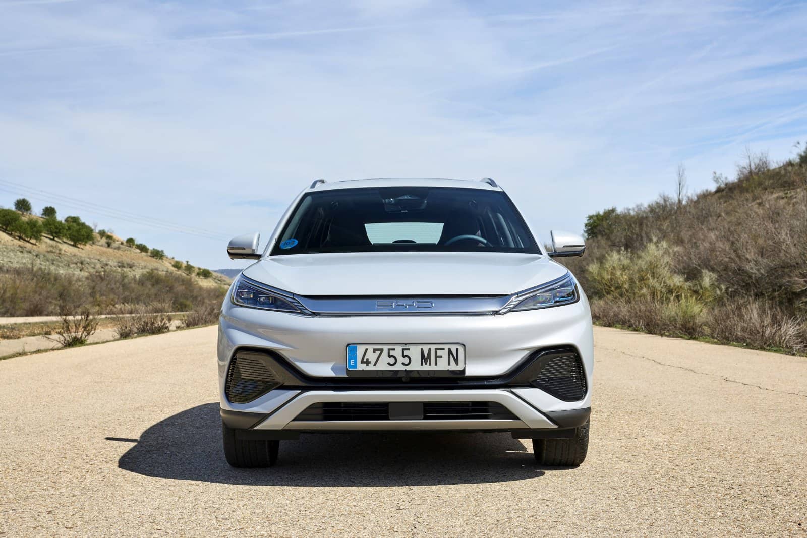 Perspectiva frontal del BYD Atto3, destacando su robusta parrilla y faros.