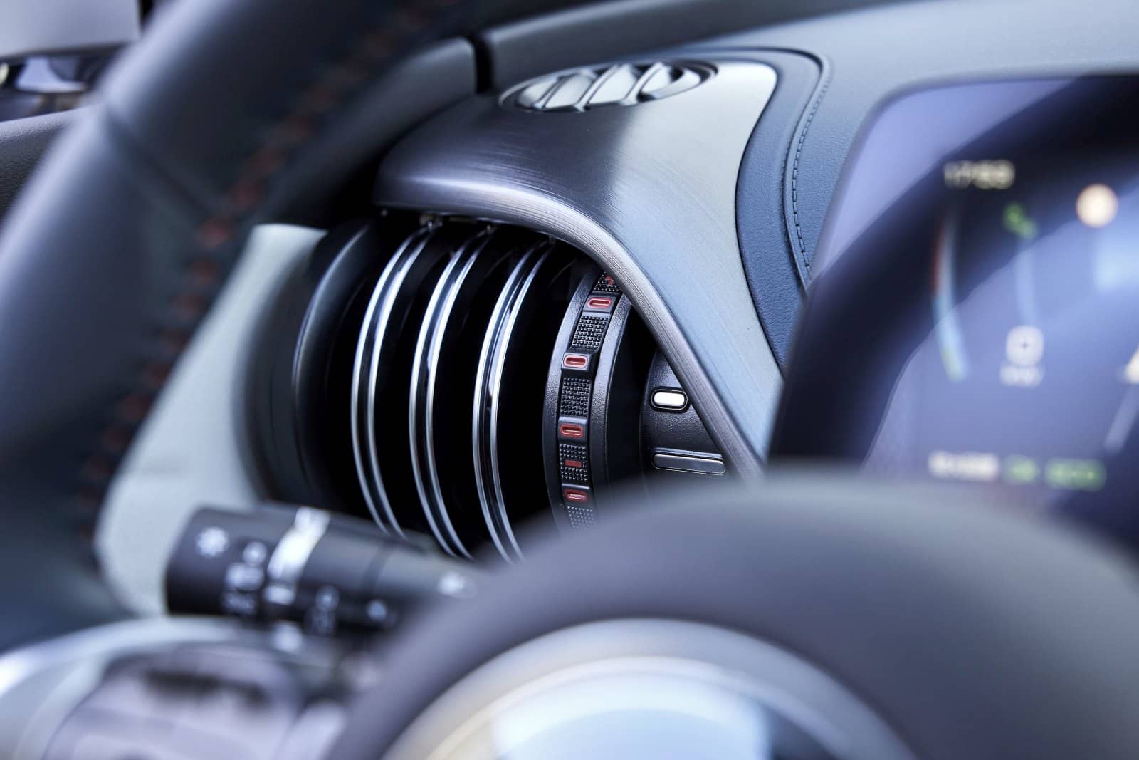 Detalle de los comandos integrados en el volante del BYD Atto3.