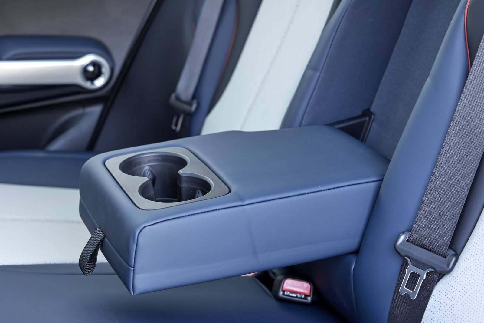Reposabrazos central en la segunda fila de asientos con porta vasos.