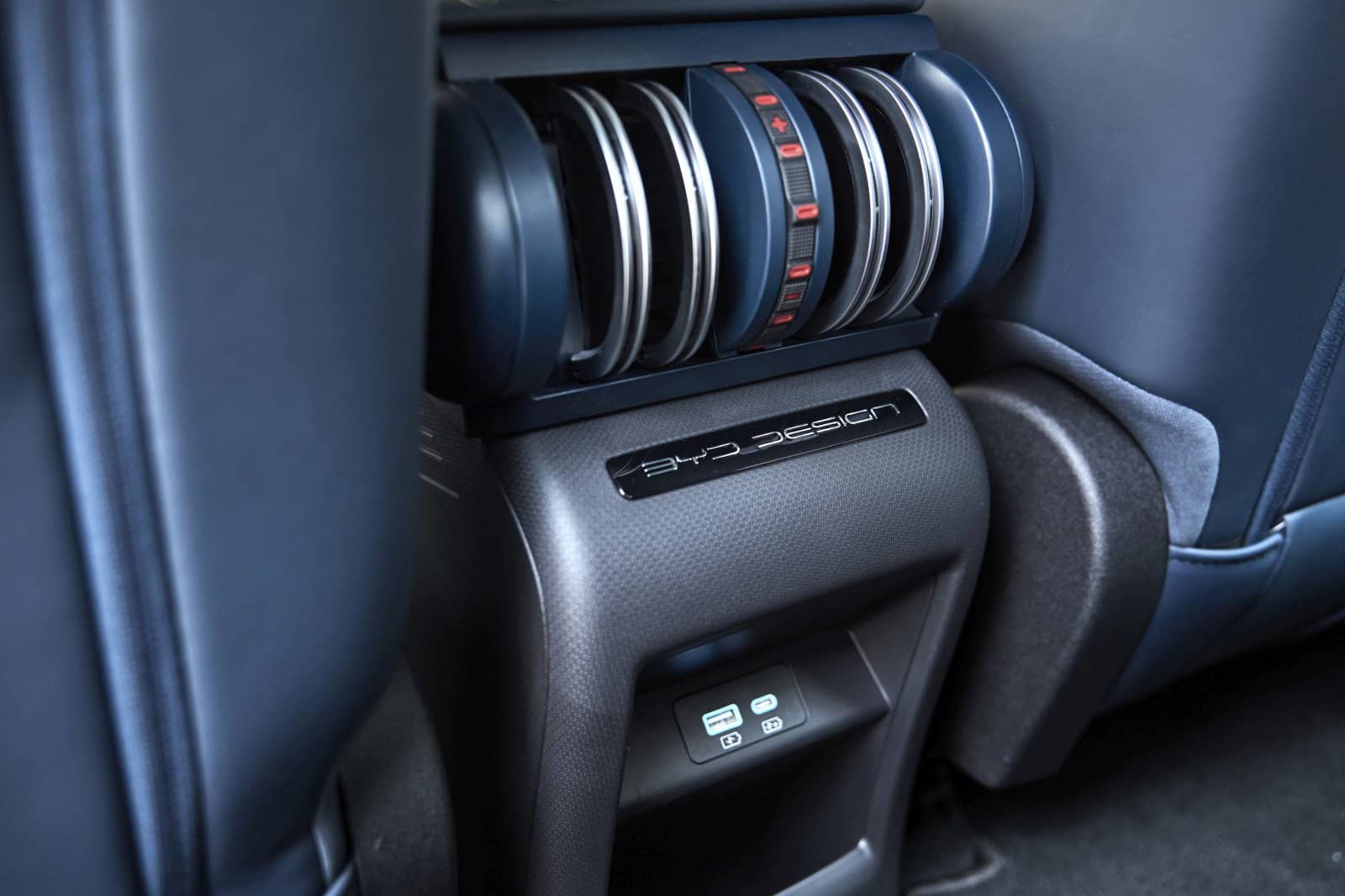 Salidas de aire traseras y puertos de carga, confort trasero asegurado en BYD Atto3.