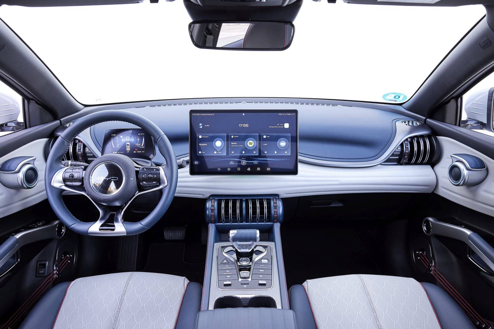 Vista frontal del salpicadero con pantalla central táctil del BYD Atto3.