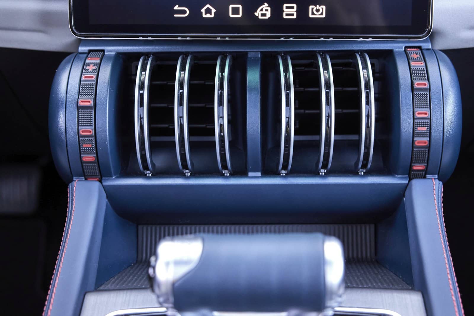 Innovador sistema de climatización con diseño futurista en BYD Atto3.