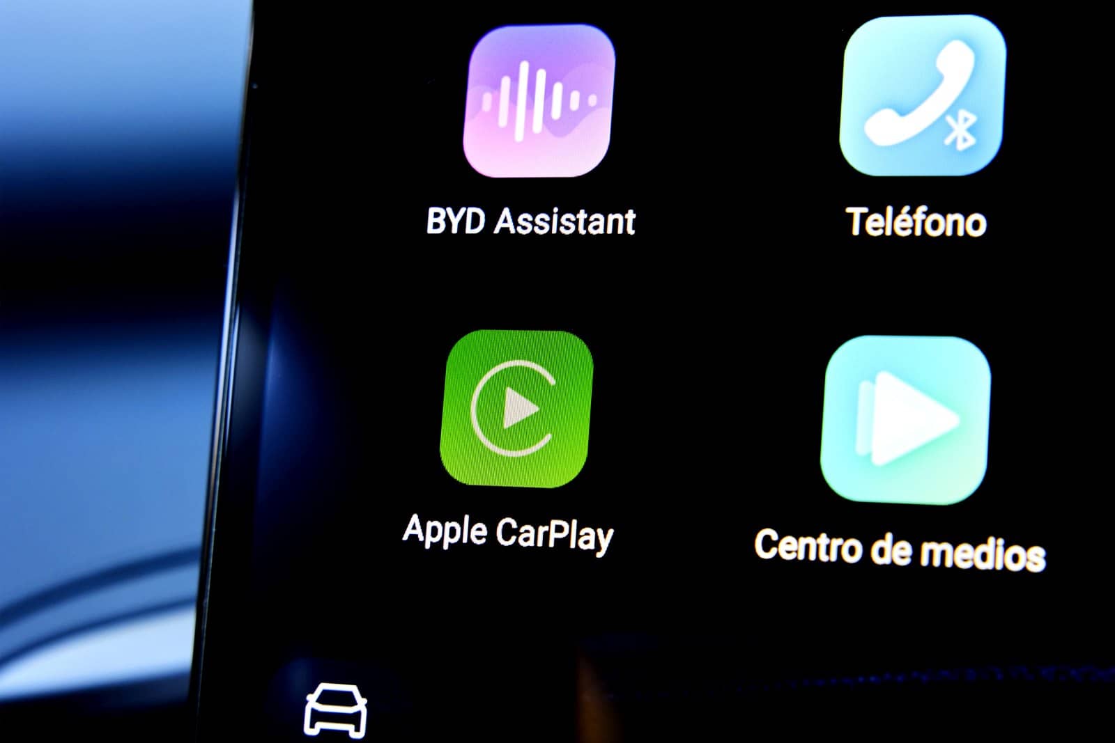 Interfaz multimedia con Apple CarPlay en el sistema de infoentretenimiento.