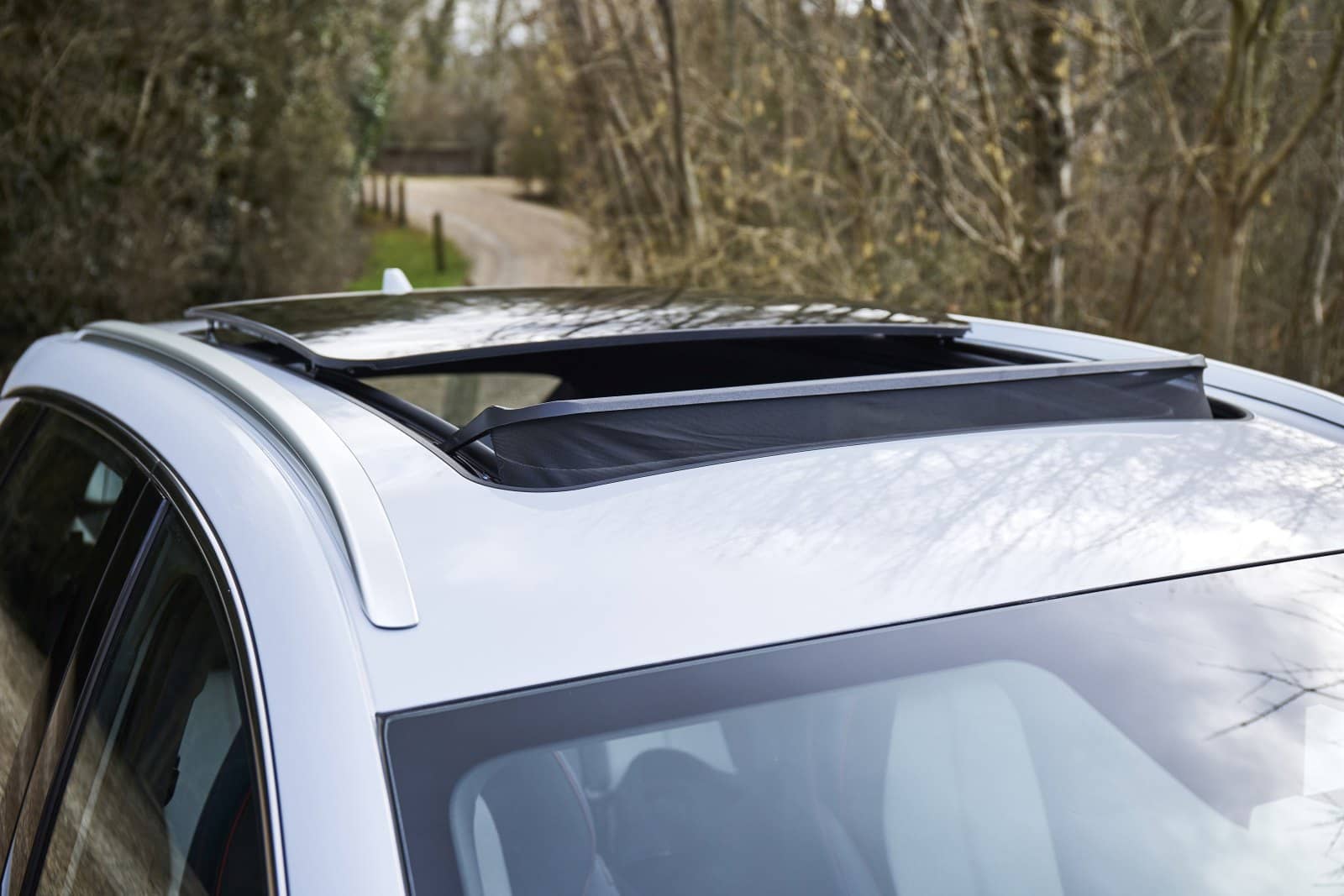 Vista del techo deslizante del BYD Atto 3, ideal para días soleados.