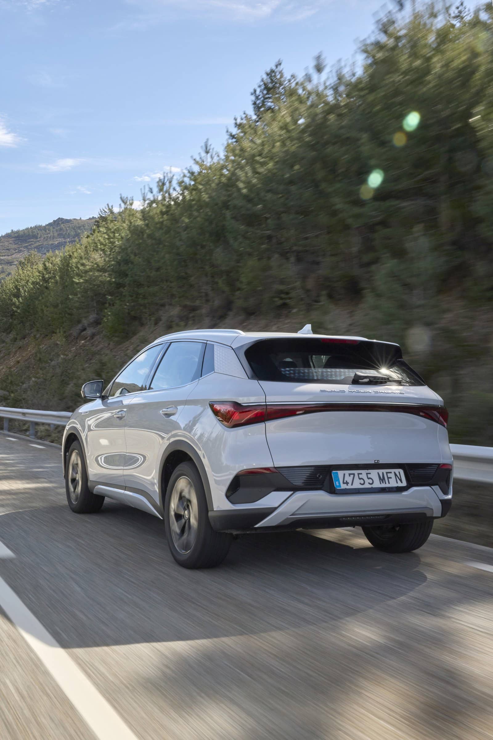 BYD Atto3 mostrando la parte trasera mientras se desplaza.