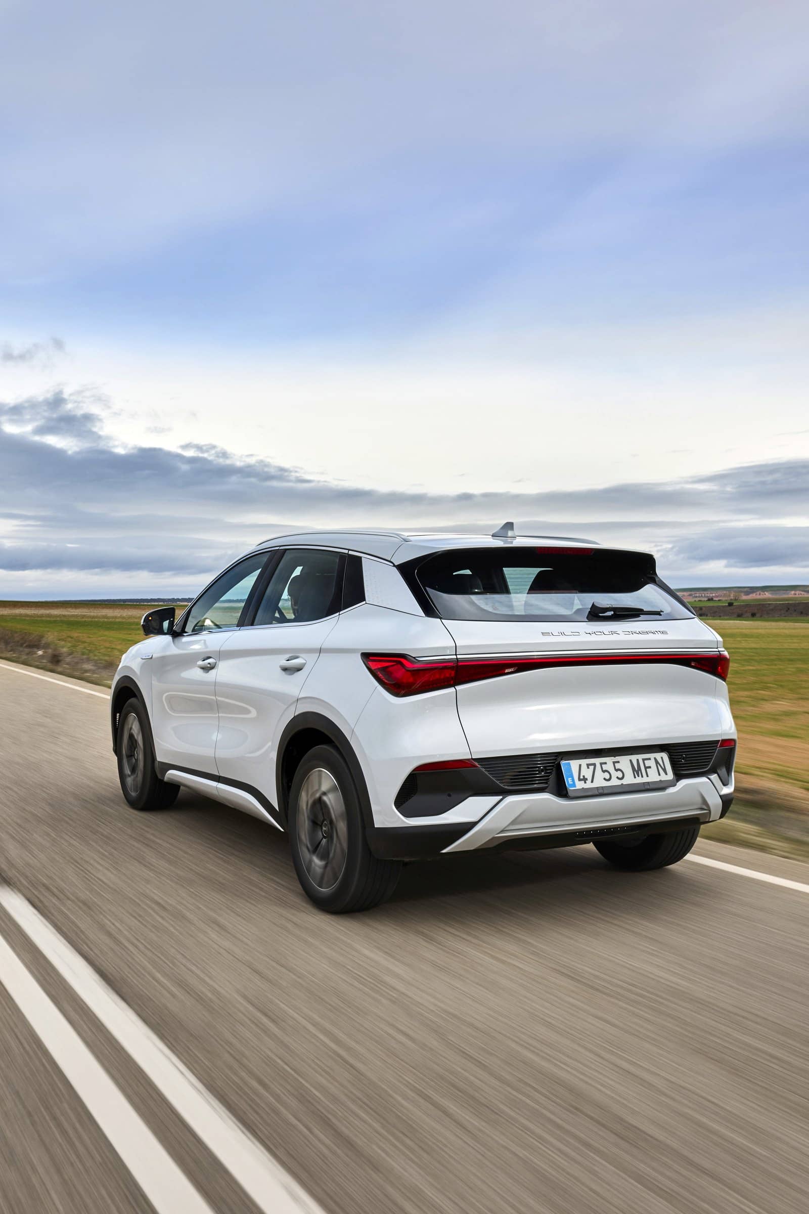 El BYD Atto3 desde atrás, perfilando la carretera con su diseño.