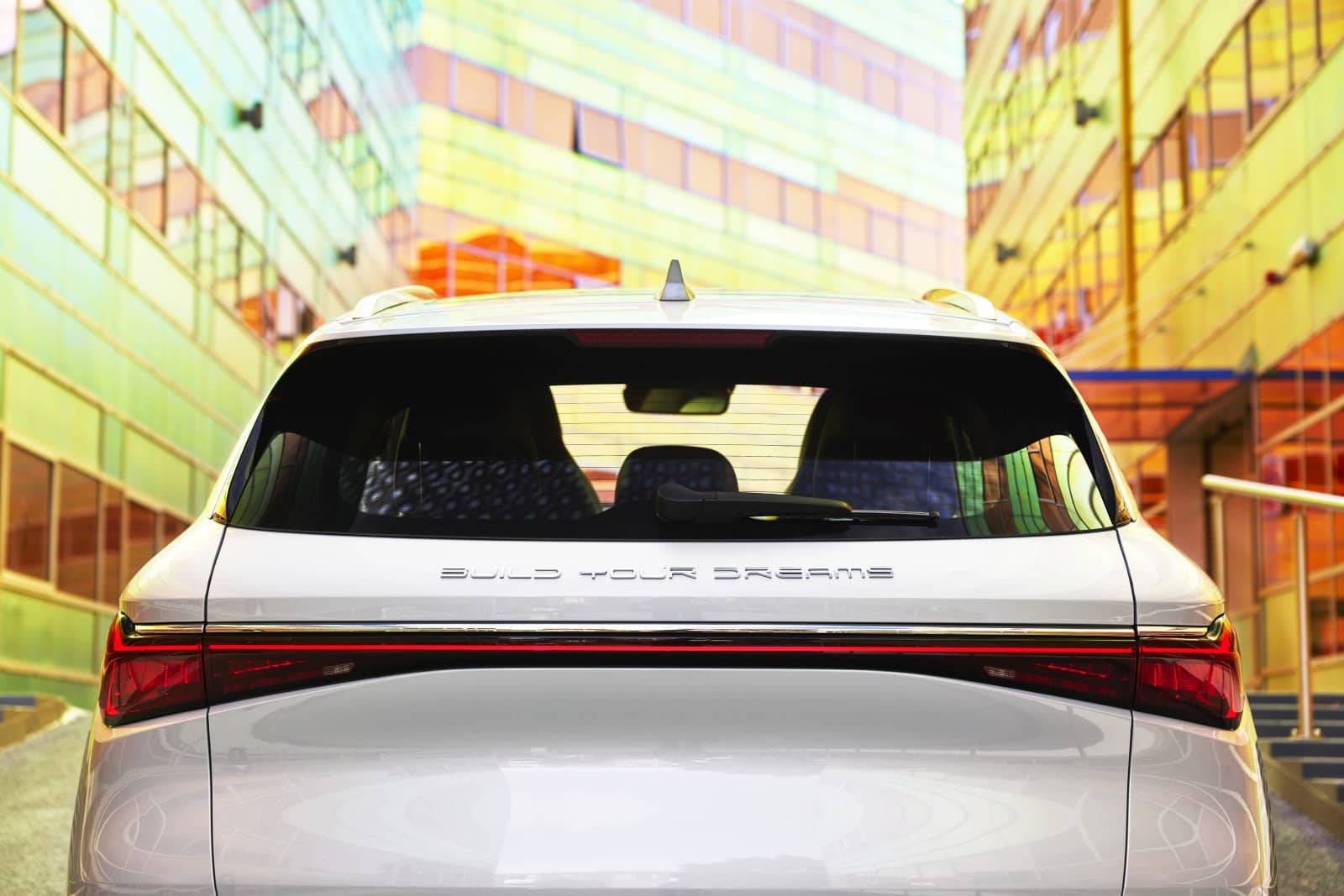 Vista trasera completa del BYD Atto3 destacando su diseño y detalles de luces.