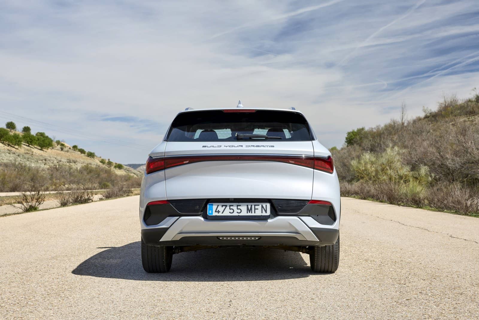 Vista trasera completa del BYD Atto3 mostrando sus líneas y luces LED.