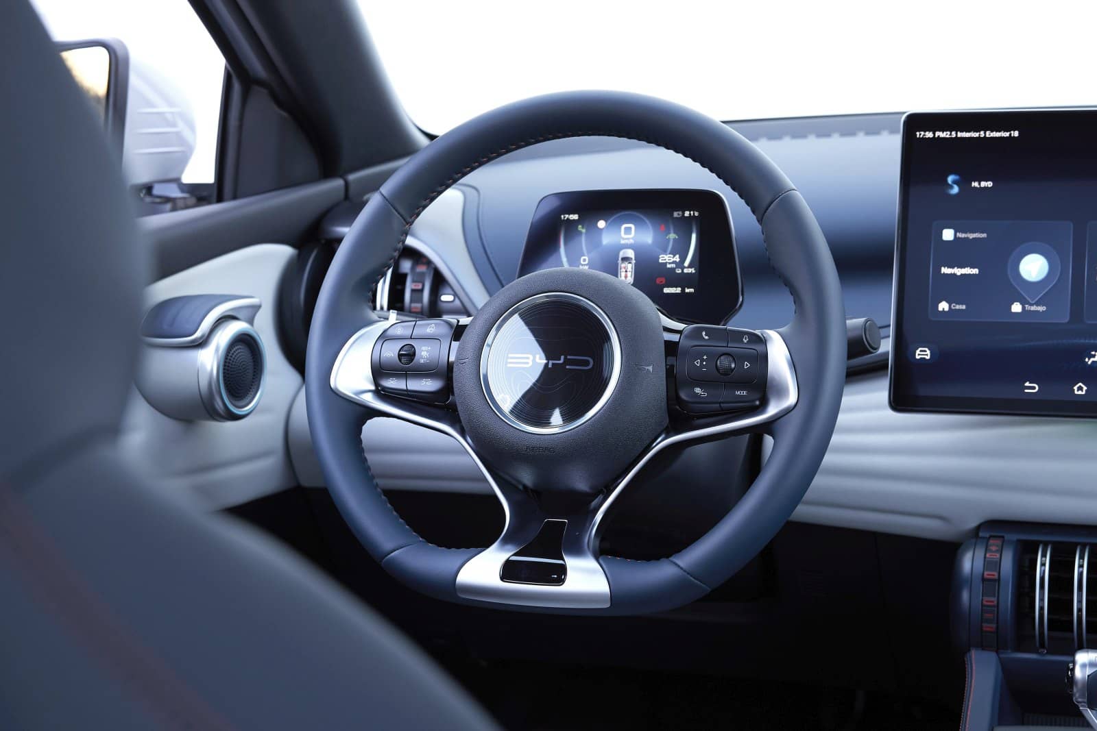 Espacioso habitáculo con volante multifunción y techo del BYD Atto3.