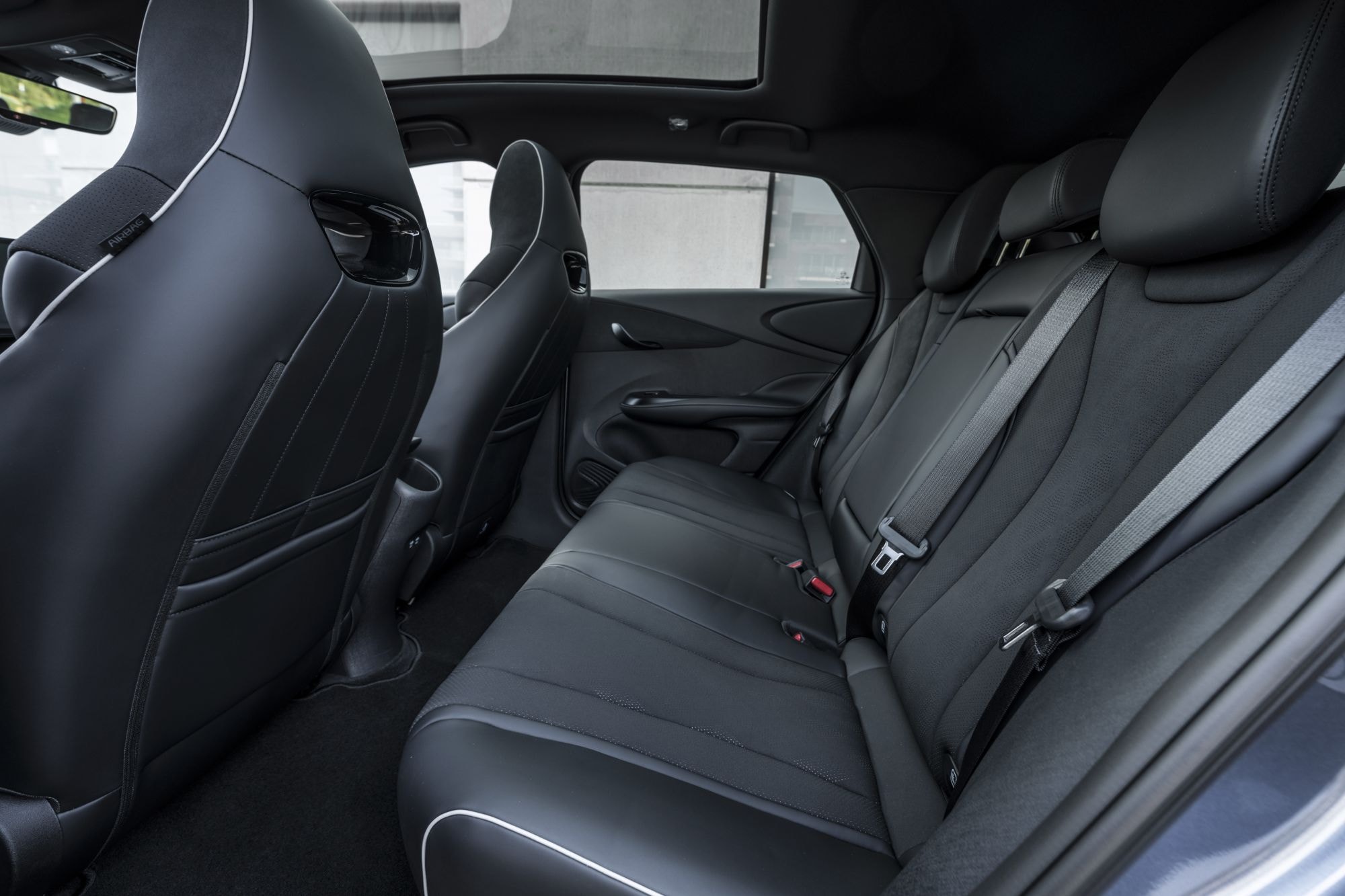 Vista del asiento delantero con diseño ergonómico y materiales de calidad.