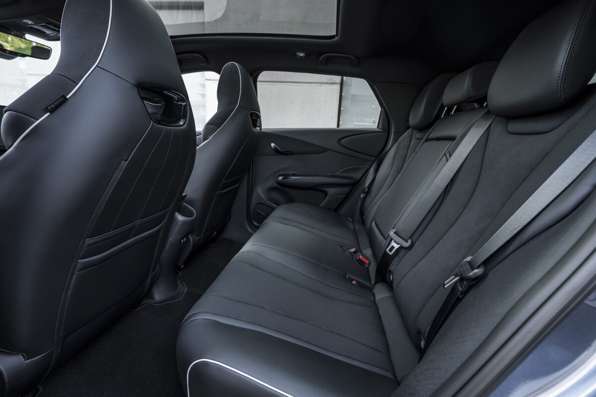 Vista del asiento delantero con diseño ergonómico y materiales de calidad. Vista del asiento delantero con diseño ergonómico y materiales de calidad.