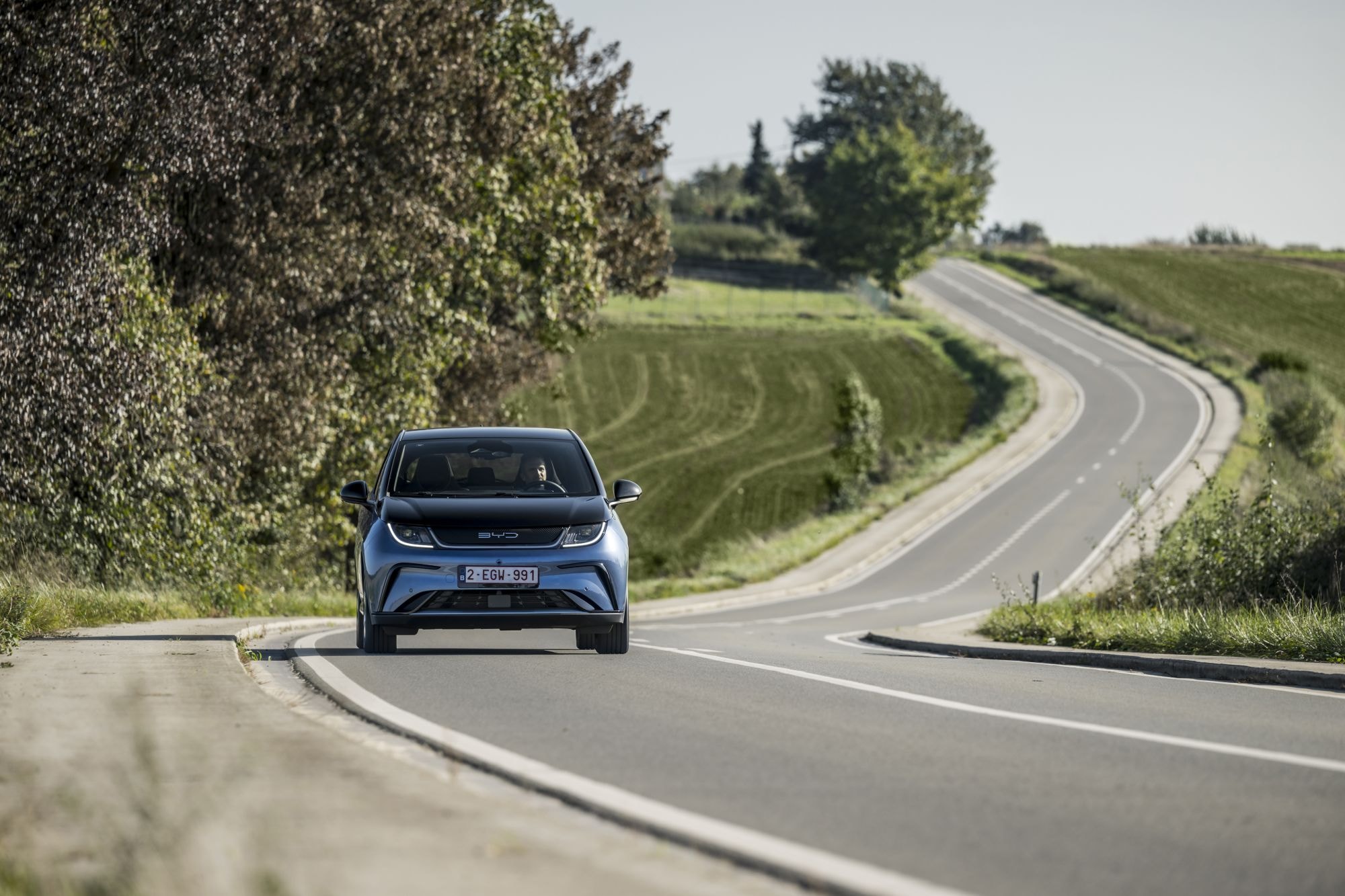 El BYD Dolphin avanza con un diseño dinámico y contemporáneo.