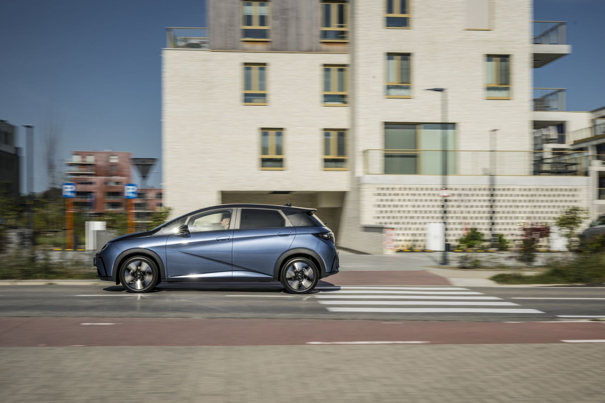 La elegancia del BYD Dolphin se resalta en cada curva de su carrocería.