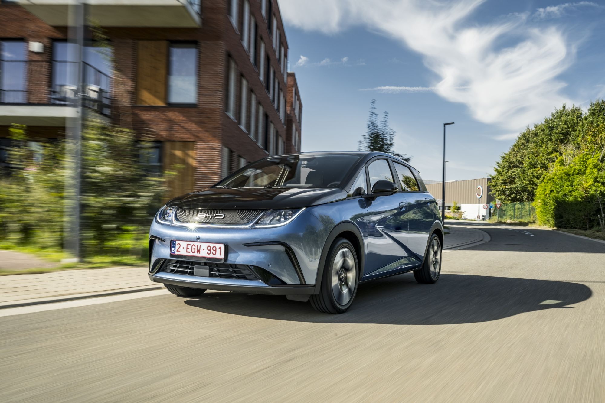 Vista frontal del BYD Dolphin mostrando su estilo audaz y moderno.