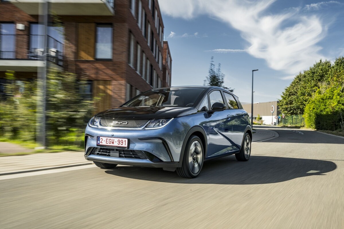 Vista frontal del BYD Dolphin mostrando su estilo audaz y moderno. Vista frontal del BYD Dolphin mostrando su estilo audaz y moderno.