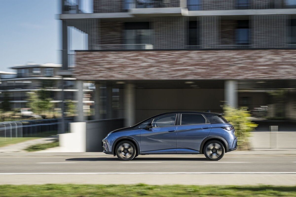 Perfil lateral del BYD Dolphin, ideal para facilitar maniobras urbanas. Perfil lateral del BYD Dolphin, ideal para facilitar maniobras urbanas.