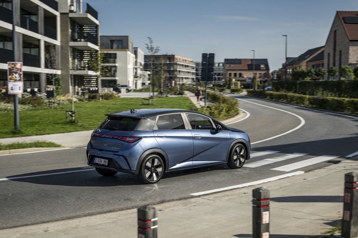 El diseño aerodinámico del BYD Dolphin resalta su eficiencia. El diseño aerodinámico del BYD Dolphin resalta su eficiencia.