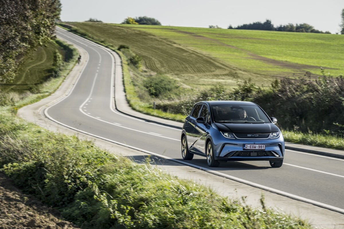 Estructura distintiva del BYD Dolphin que lo hace destacar en la ciudad. Estructura distintiva del BYD Dolphin que lo hace destacar en la ciudad.