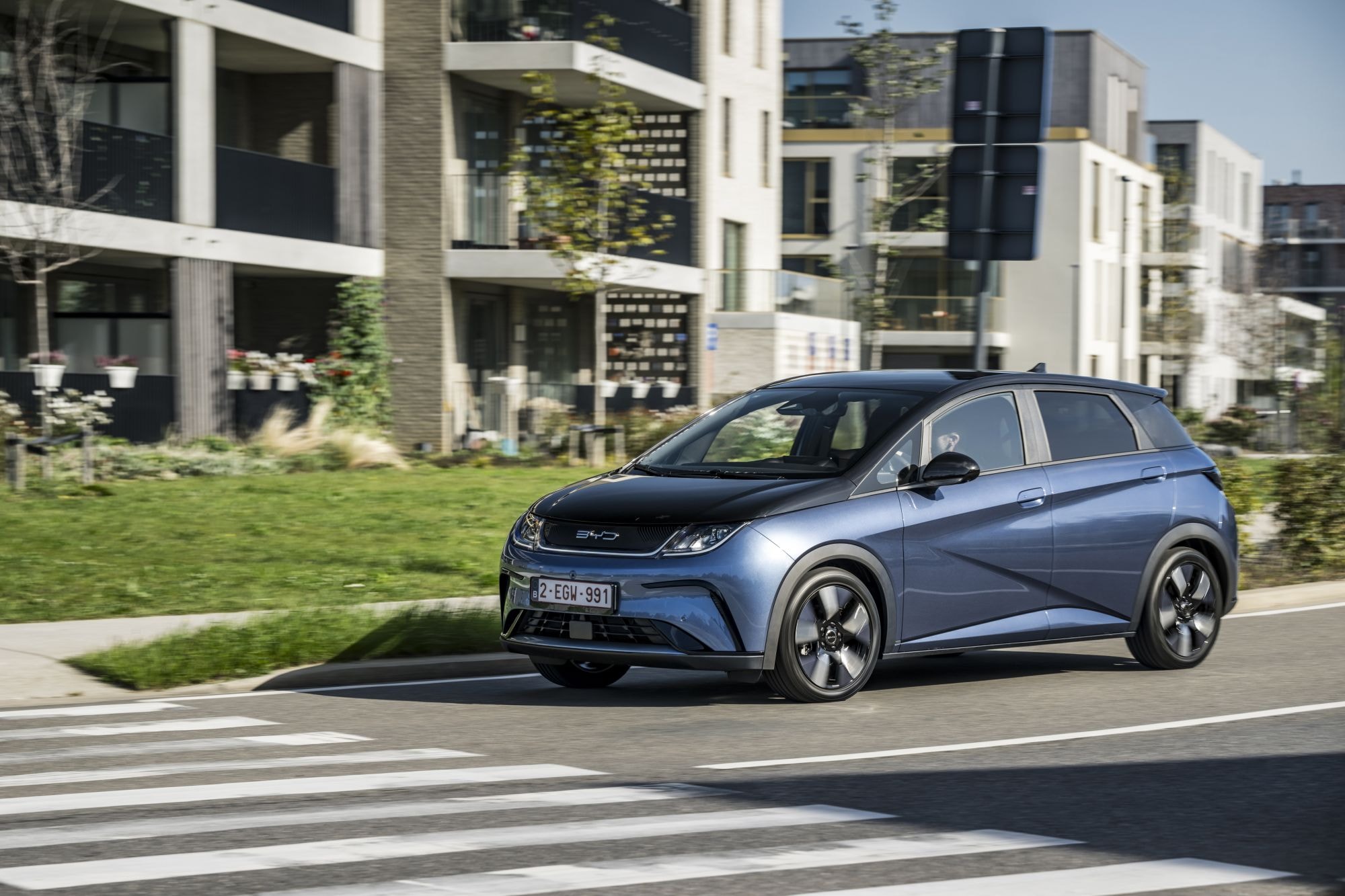 El BYD Dolphin mostrando su versatilidad en entornos urbanos.