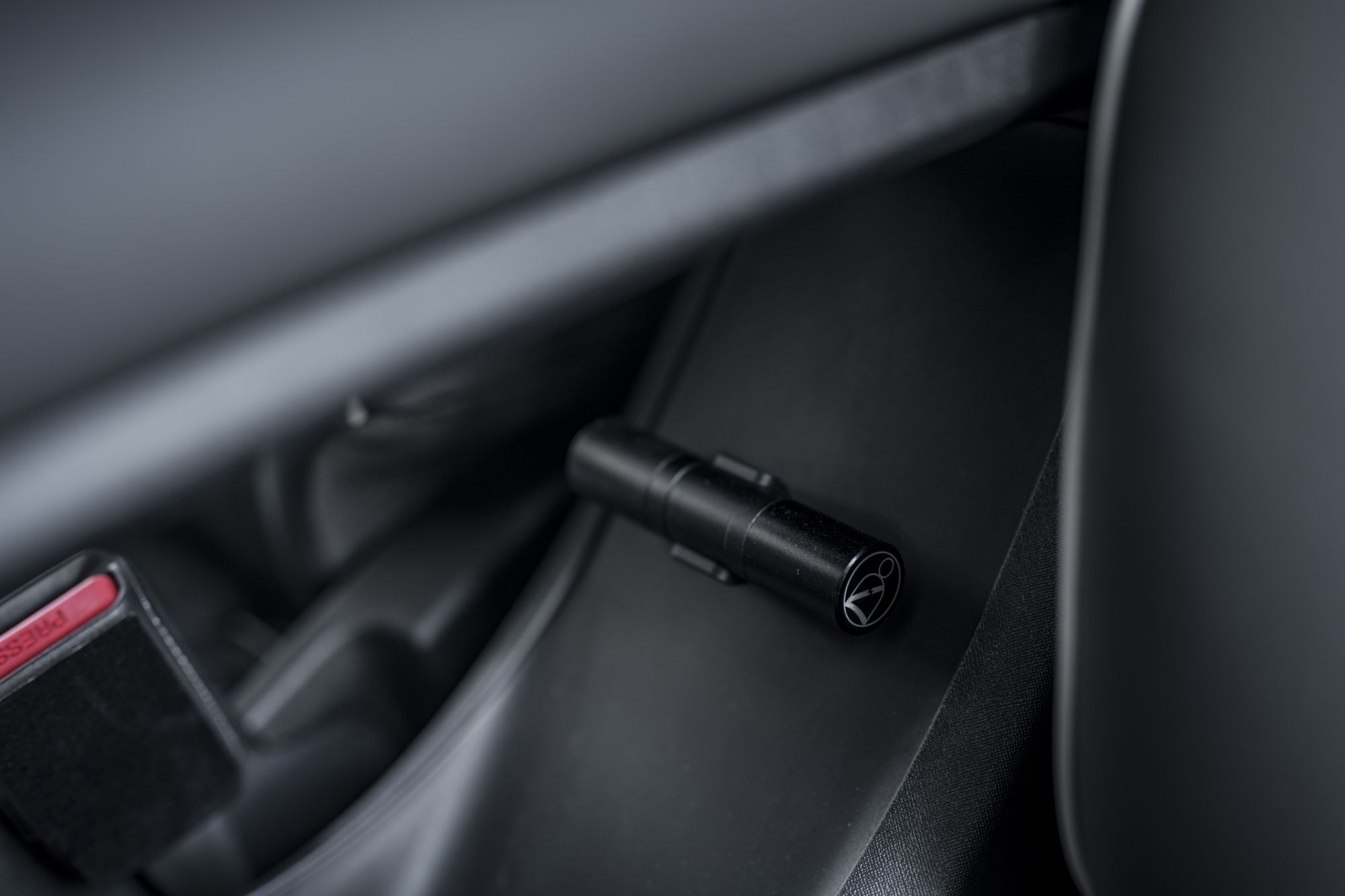 Accesos a accesorios en la puerta, muestran funcionalidad y diseño.