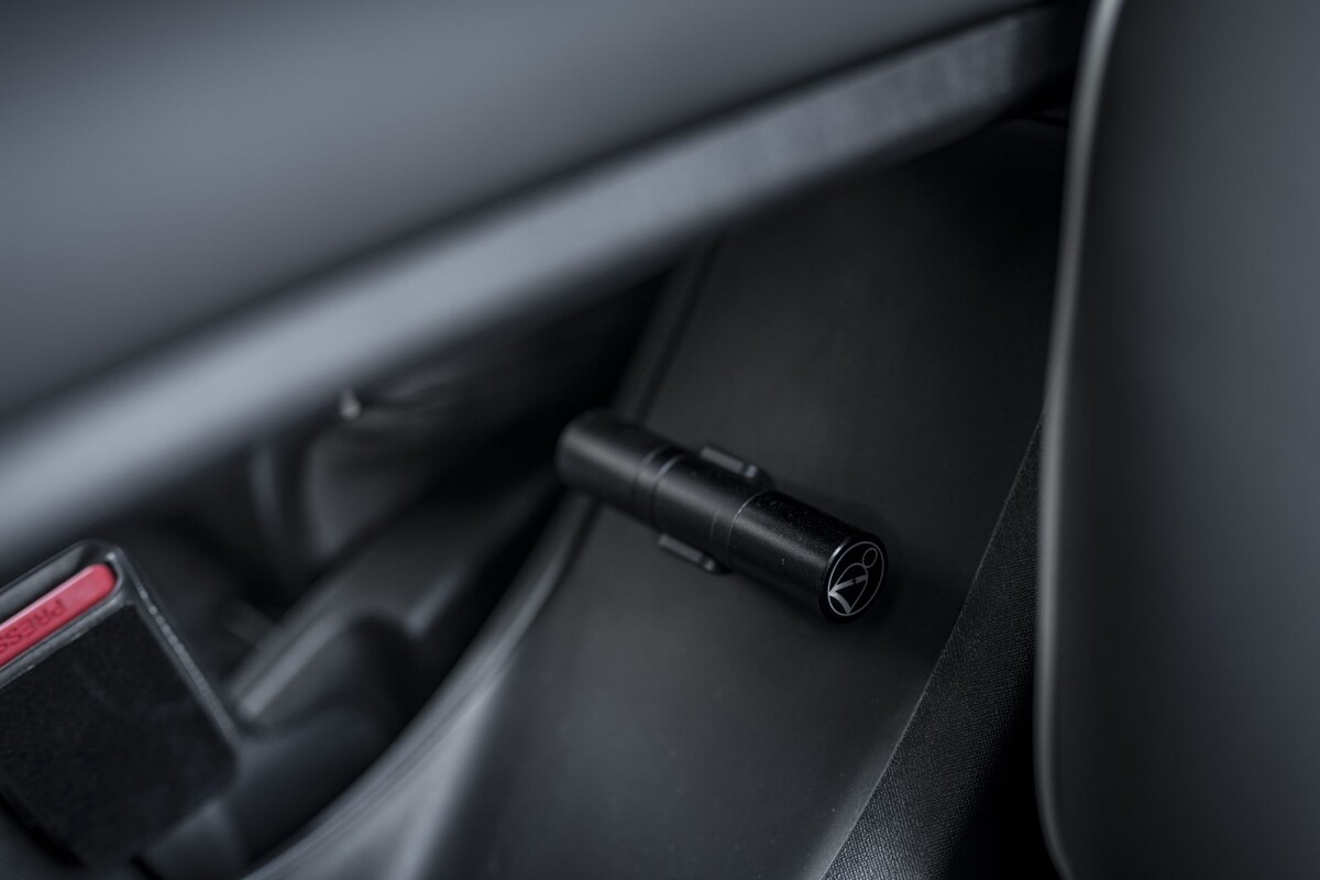 Accesos a accesorios en la puerta, muestran funcionalidad y diseño. Accesos a accesorios en la puerta, muestran funcionalidad y diseño.