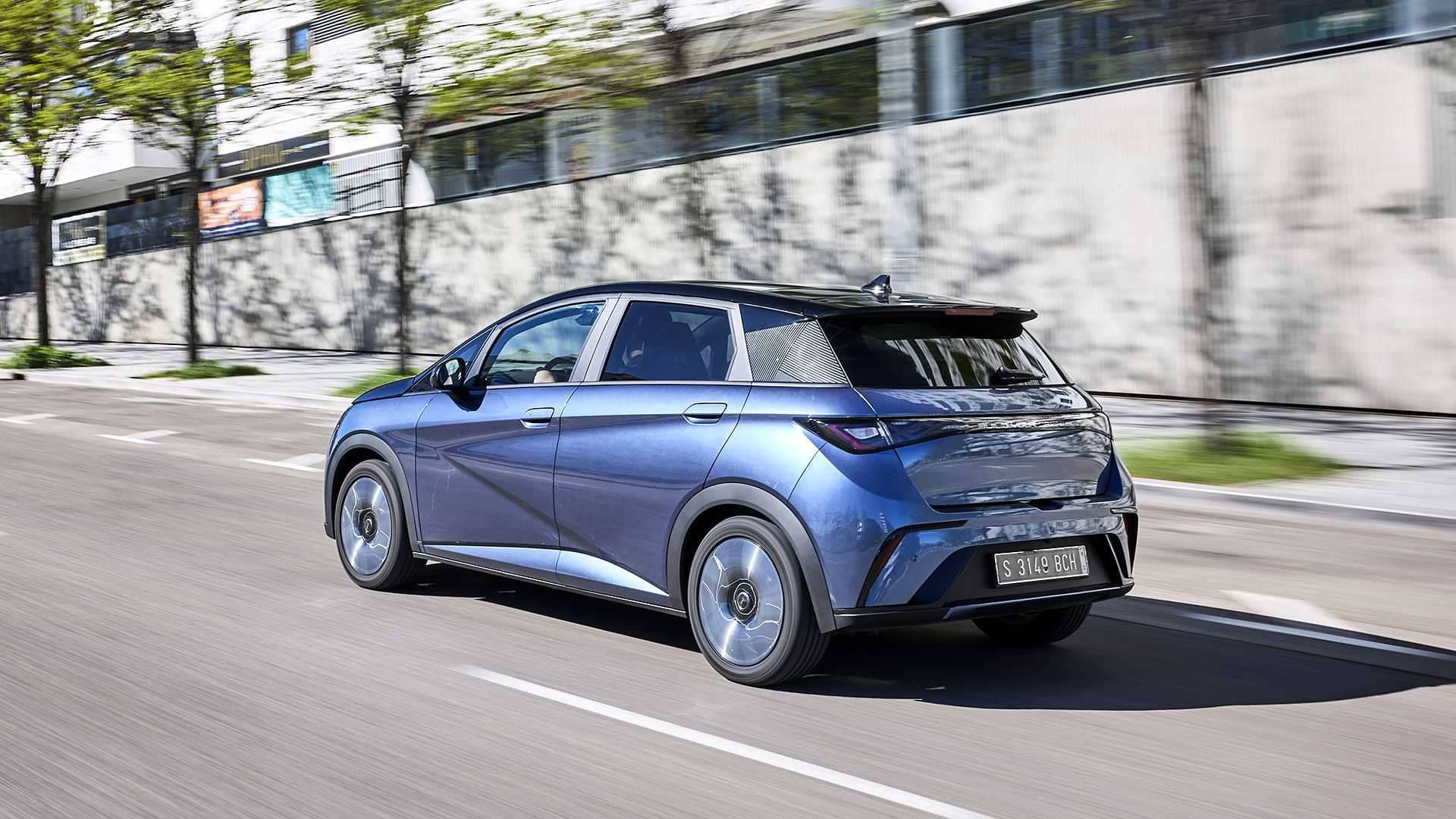 Dynamismo en acción, perfil lateral del BYD Dolphin en azul.