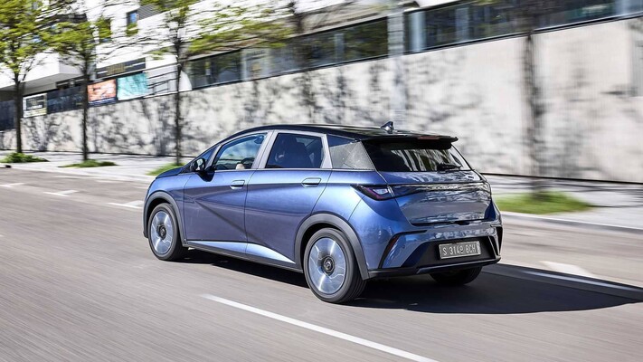 Dynamismo en acción, perfil lateral del BYD Dolphin en azul. Dynamismo en acción, perfil lateral del BYD Dolphin en azul.