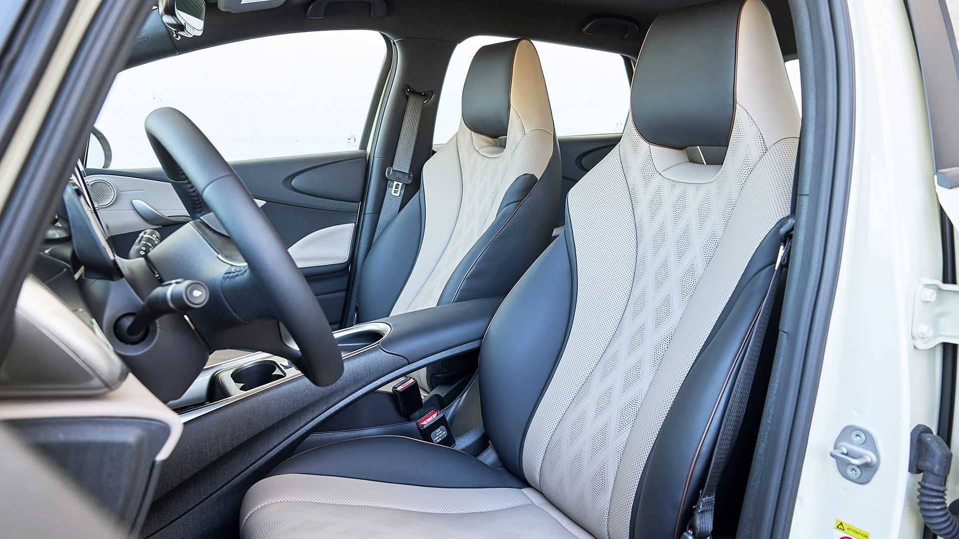 Asientos delanteros del BYD Dolphin que denotan comodidad y estilo.