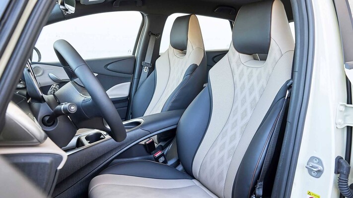 Asientos delanteros del BYD Dolphin que denotan comodidad y estilo. Asientos delanteros del BYD Dolphin que denotan comodidad y estilo.