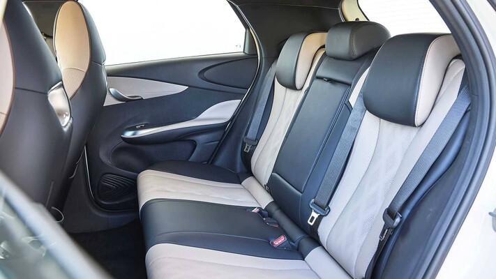 Asientos traseros del BYD Dolphin, confort y espacio interior. Asientos traseros del BYD Dolphin, confort y espacio interior.