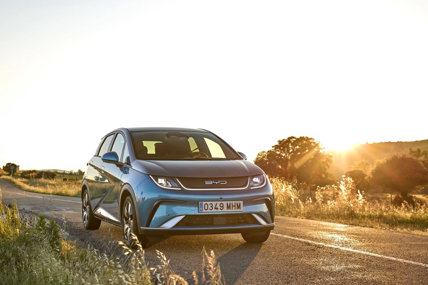 BYD Dolphin capturado durante un atardecer, resaltando su diseño frontal.