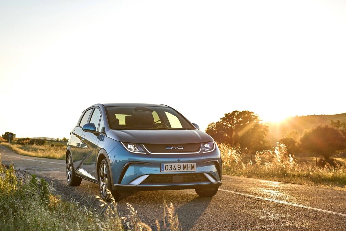 BYD Dolphin capturado durante un atardecer, resaltando su diseño frontal. BYD Dolphin capturado durante un atardecer, resaltando su diseño frontal.